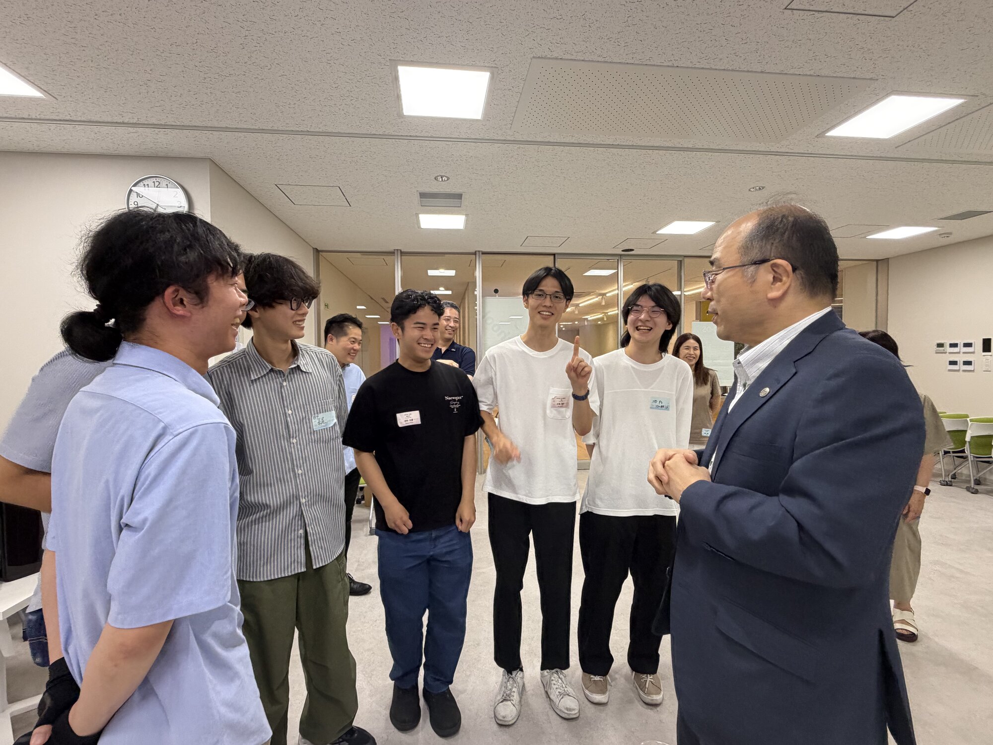 懇親会で交流する参加者